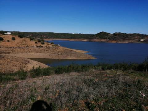 TERRENO COM 7.640 M2 - JUNTO AO LAGO COM DUAS FRENTES NA ÁGUA - ALCARIAS GRANDES - CASTRO MARIM - ALGARVE