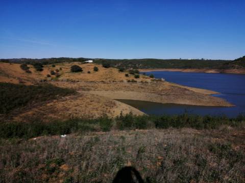 TERRENO COM 7.640 M2 - JUNTO AO LAGO COM DUAS FRENTES NA ÁGUA - ALCARIAS GRANDES - CASTRO MARIM - ALGARVE
