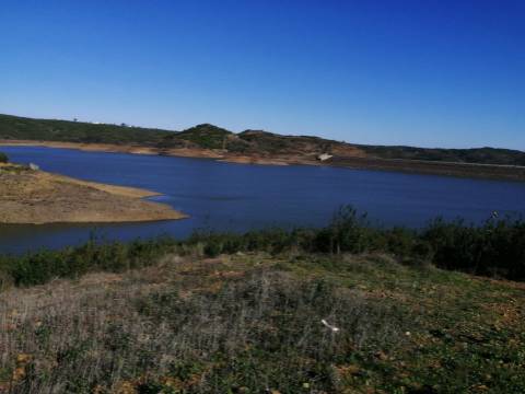 TERRENO COM 7.640 M2 - JUNTO AO LAGO COM DUAS FRENTES NA ÁGUA - ALCARIAS GRANDES - CASTRO MARIM - ALGARVE