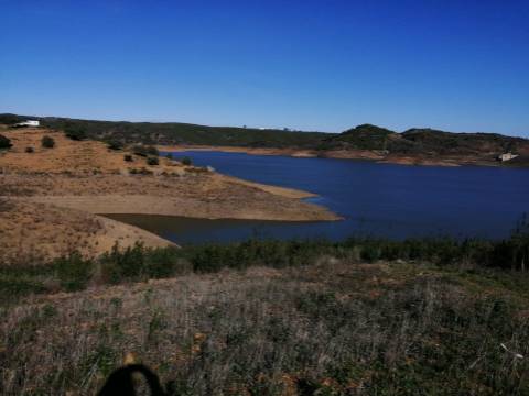 TERRENO COM 7.640 M2 - JUNTO AO LAGO COM DUAS FRENTES NA ÁGUA - ALCARIAS GRANDES - CASTRO MARIM - ALGARVE