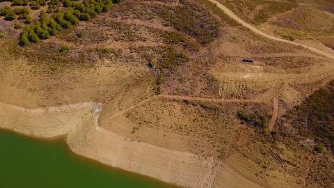TERRENO COM 7.640 M2 - JUNTO AO LAGO COM DUAS FRENTES NA ÁGUA - ALCARIAS GRANDES - CASTRO MARIM - ALGARVE