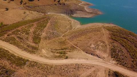 TERRENO COM 7.640 M2 - JUNTO AO LAGO COM DUAS FRENTES NA ÁGUA - ALCARIAS GRANDES - CASTRO MARIM - ALGARVE