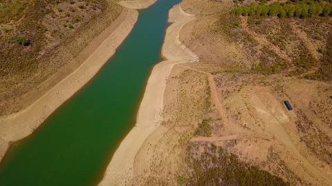 TERRENO COM 7.640 M2 - JUNTO AO LAGO COM DUAS FRENTES NA ÁGUA - ALCARIAS GRANDES - CASTRO MARIM - ALGARVE
