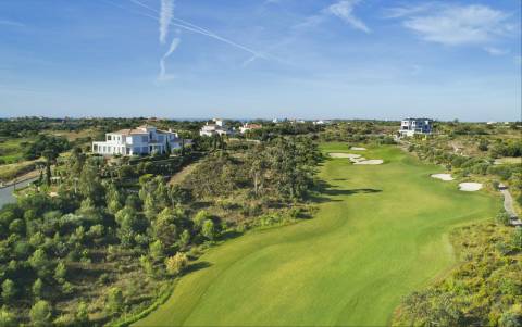 Lote de Terreno com 4666 m2 com viabilidade de construção de 900 m2 no Golfe Monte Rei em Vila Nova de Cacela