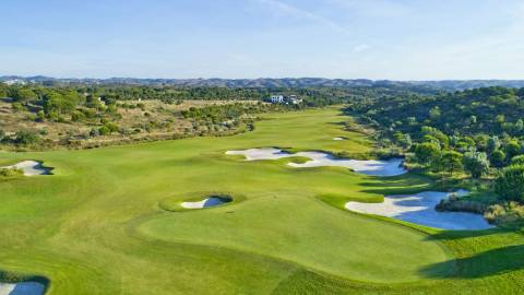 Lote de Terreno com 7776 com viabilidade de construção de 650m2 no Golfe Monte Rei em Vila Nova de Cacela