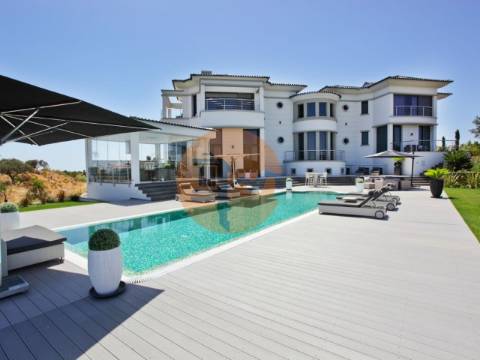 Lote de Terreno com 3692 com viabilidade de construção de 500 m2 no Golfe Monte Rei em Vila Nova de Cacela