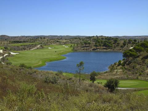 Lote de Terreno com 3692 com viabilidade de construção de 500 m2 no Golfe Monte Rei em Vila Nova de Cacela