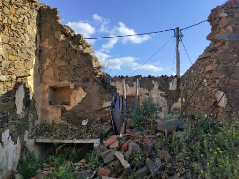 MORADIA DE ALDEIA - 129 M2 - COM LOGRADOURO - CORTE PEQUENA - ODELEITE - CASTRO MARIM