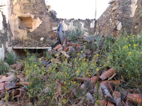 MORADIA DE ALDEIA - 129 M2 - COM LOGRADOURO - CORTE PEQUENA - ODELEITE - CASTRO MARIM