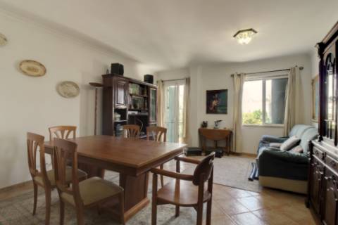 Apartamento T3 espaçoso no centro de Tavira com garagem box!