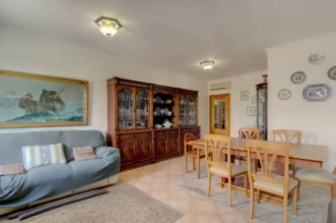 Apartamento T3 espaçoso no centro de Tavira com garagem box!