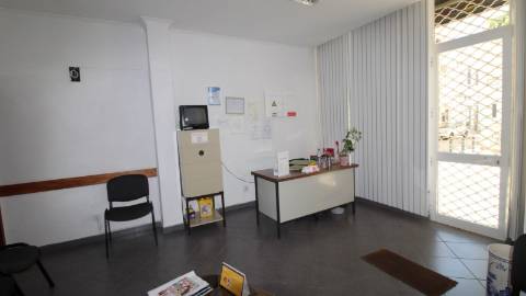 Estabelecimento para Comércio com 80 m2 na baixa de Olhão
