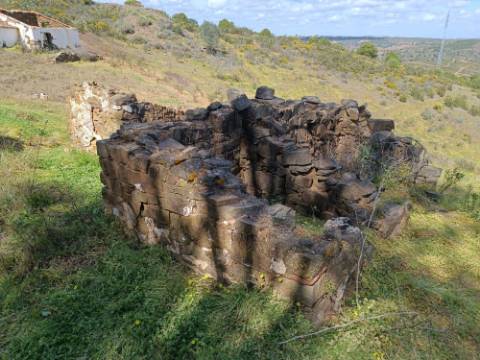 TERRENO COM RUINAS COM 14.040M2 - VISTA MAR E RIO - VALE FRIO - CASTRO MARIM - ALGARVE