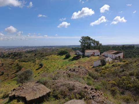 TERRENO COM RUINAS COM 14.040M2 - VISTA MAR E RIO - VALE FRIO - CASTRO MARIM - ALGARVE