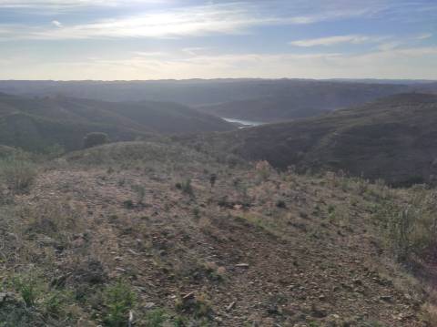 TERRENO RUSTICO COM 3.330 M2 VISTA LAGO PRÓXIMO AS QUEBRADAS EM CASTRO MARIM - ALGARVE