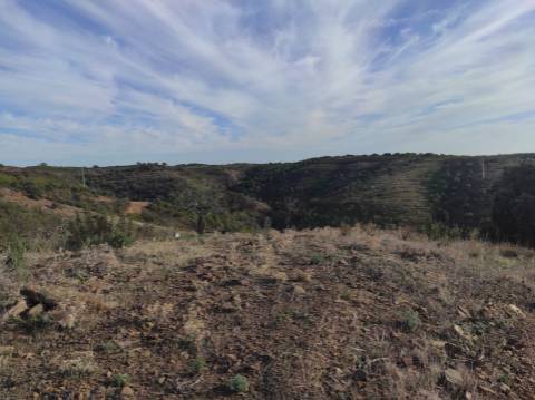 TERRENO RUSTICO COM 3.330 M2 VISTA LAGO PRÓXIMO AS QUEBRADAS EM CASTRO MARIM - ALGARVE