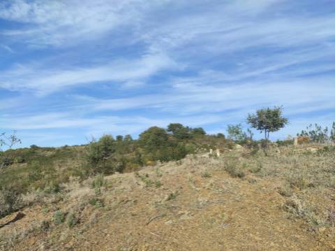 TERRENO RUSTICO COM 3.330 M2 VISTA LAGO PRÓXIMO AS QUEBRADAS EM CASTRO MARIM - ALGARVE