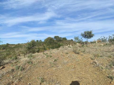 TERRENO RUSTICO COM 3.330 M2 VISTA LAGO PRÓXIMO AS QUEBRADAS EM CASTRO MARIM - ALGARVE