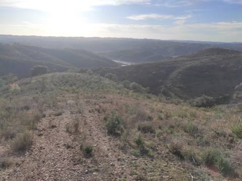 TERRENO RUSTICO COM 3.330 M2 VISTA LAGO PRÓXIMO AS QUEBRADAS EM CASTRO MARIM - ALGARVE