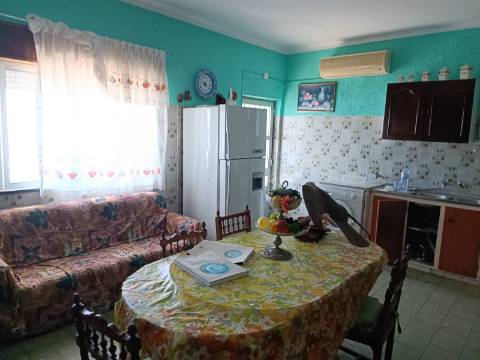 EDIFÍCIO COM TRÊS PISOS - VÁRIAS DIVISÕES - HABITAÇÃO - RESTAURANTE - COMÉRCIO - SERVIÇOS - SÃO BARTOLOMEU DO SUL - CASTRO MARIM