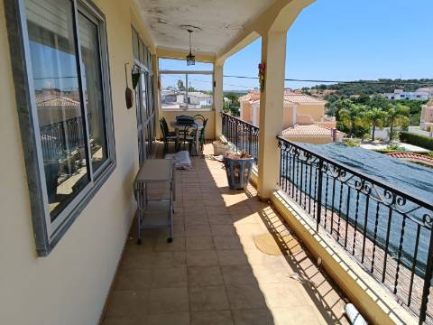 EDIFÍCIO COM TRÊS PISOS - VÁRIAS DIVISÕES - HABITAÇÃO - RESTAURANTE - COMÉRCIO - SERVIÇOS - SÃO BARTOLOMEU DO SUL - CASTRO MARIM