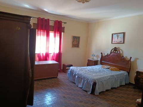 EDIFÍCIO COM TRÊS PISOS - VÁRIAS DIVISÕES - HABITAÇÃO - RESTAURANTE - COMÉRCIO - SERVIÇOS - SÃO BARTOLOMEU DO SUL - CASTRO MARIM