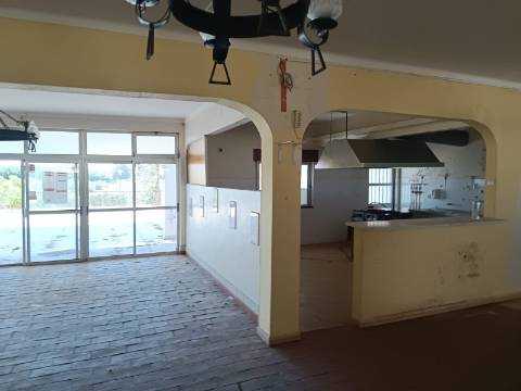 EDIFÍCIO COM TRÊS PISOS - VÁRIAS DIVISÕES - HABITAÇÃO - RESTAURANTE - COMÉRCIO - SERVIÇOS - SÃO BARTOLOMEU DO SUL - CASTRO MARIM