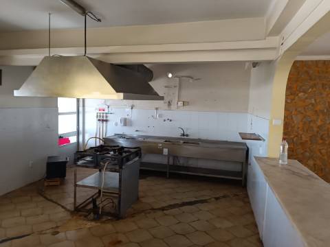 EDIFÍCIO COM TRÊS PISOS - VÁRIAS DIVISÕES - HABITAÇÃO - RESTAURANTE - COMÉRCIO - SERVIÇOS - SÃO BARTOLOMEU DO SUL - CASTRO MARIM