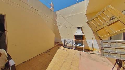 EDIFÍCIO COM TRÊS PISOS - VÁRIAS DIVISÕES - HABITAÇÃO - RESTAURANTE - COMÉRCIO - SERVIÇOS - SÃO BARTOLOMEU DO SUL - CASTRO MARIM