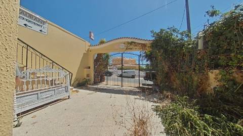 EDIFÍCIO COM TRÊS PISOS - VÁRIAS DIVISÕES - HABITAÇÃO - RESTAURANTE - COMÉRCIO - SERVIÇOS - SÃO BARTOLOMEU DO SUL - CASTRO MARIM