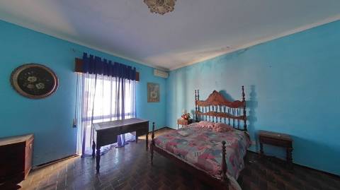 EDIFÍCIO COM TRÊS PISOS - VÁRIAS DIVISÕES - HABITAÇÃO - RESTAURANTE - COMÉRCIO - SERVIÇOS - SÃO BARTOLOMEU DO SUL - CASTRO MARIM