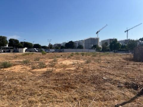 Lote com 504m2 e 1604m2 de construção de 16 fogos , no centro de Loule