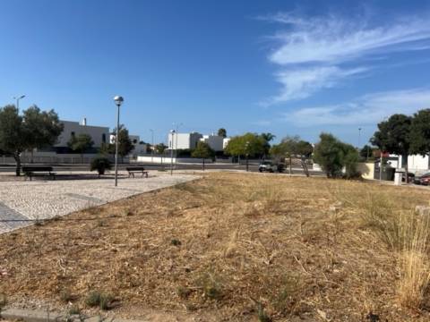 Lote com 504m2 e 1604m2 de construção de 16 fogos , no centro de Loule