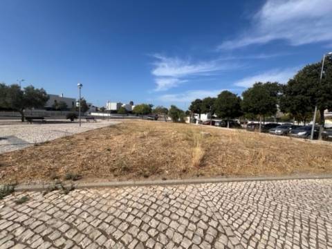 Lote com 504m2 e 1604m2 de construção de 16 fogos , no centro de Loule