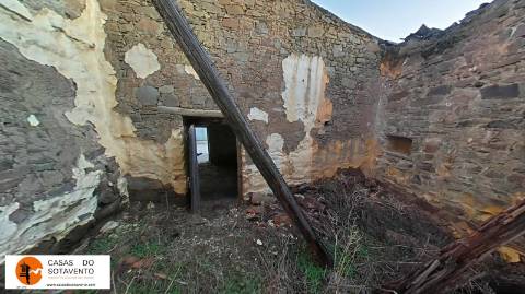 RUÍNA NA CORTE NOVA - 80 M2 - COM PÁTIO - ODELEITE - CASTRO MARIM