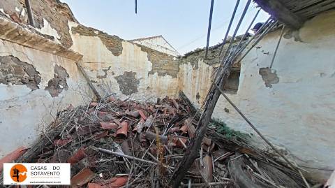 RUÍNA NA CORTE NOVA - 80 M2 - COM PÁTIO - ODELEITE - CASTRO MARIM