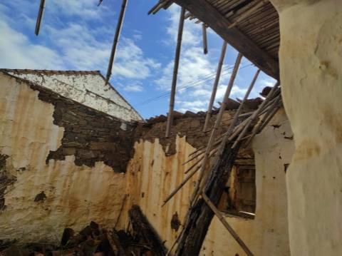 RUÍNA NA CORTE NOVA - 80 M2 - COM PÁTIO - ODELEITE - CASTRO MARIM