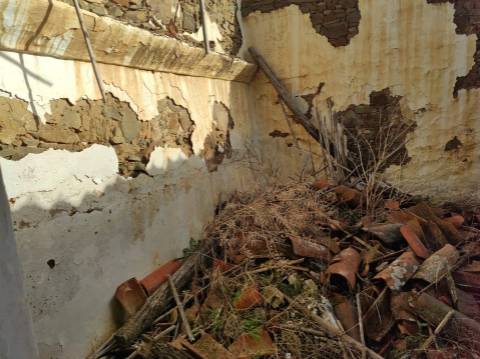 RUÍNA NA CORTE NOVA - 80 M2 - COM PÁTIO - ODELEITE - CASTRO MARIM