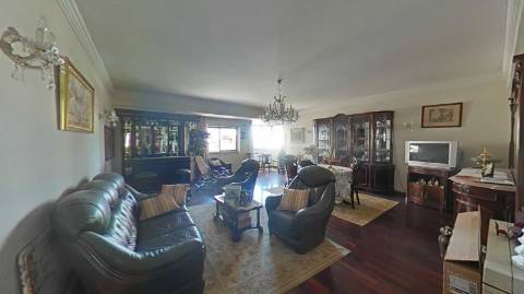 Excepcional Apartamento T4 com Vista Deslumbrante sobre Lisboa e o Rio Tejo