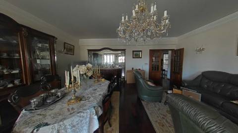 Excepcional Apartamento T4 com Vista Deslumbrante sobre Lisboa e o Rio Tejo