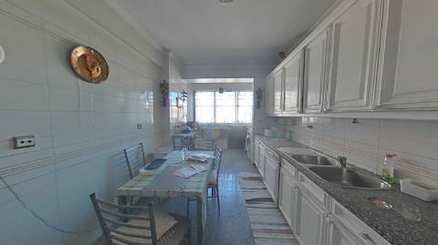 Excepcional Apartamento T4 com Vista Deslumbrante sobre Lisboa e o Rio Tejo