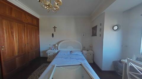 Excepcional Apartamento T4 com Vista Deslumbrante sobre Lisboa e o Rio Tejo