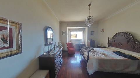 Excepcional Apartamento T4 com Vista Deslumbrante sobre Lisboa e o Rio Tejo