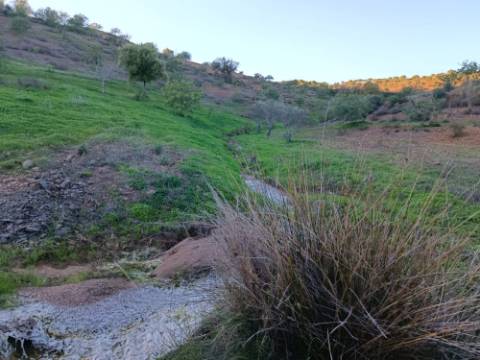 TERRENO COM 145.360 M2 - COM LAGO - POSSIBILIDADE DE CONSTRUÇÃO - TURISMO E HABITAÇÃO - COM VISTA - PRÓXIMO DE ODELEITE - CASTRO MARIM - ALGARVE