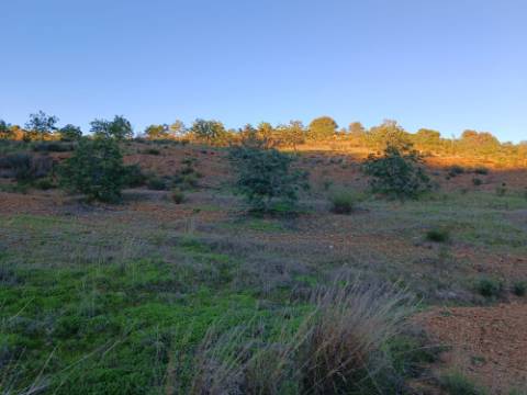 TERRENO COM 145.360 M2 - COM LAGO - POSSIBILIDADE DE CONSTRUÇÃO - TURISMO E HABITAÇÃO - COM VISTA - PRÓXIMO DE ODELEITE - CASTRO MARIM - ALGARVE