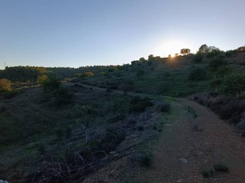 TERRENO COM 145.360 M2 - COM LAGO - POSSIBILIDADE DE CONSTRUÇÃO - TURISMO E HABITAÇÃO - COM VISTA - PRÓXIMO DE ODELEITE - CASTRO MARIM - ALGARVE
