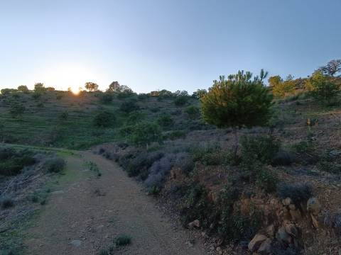 TERRENO COM 145.360 M2 - COM LAGO - POSSIBILIDADE DE CONSTRUÇÃO - TURISMO E HABITAÇÃO - COM VISTA - PRÓXIMO DE ODELEITE - CASTRO MARIM - ALGARVE