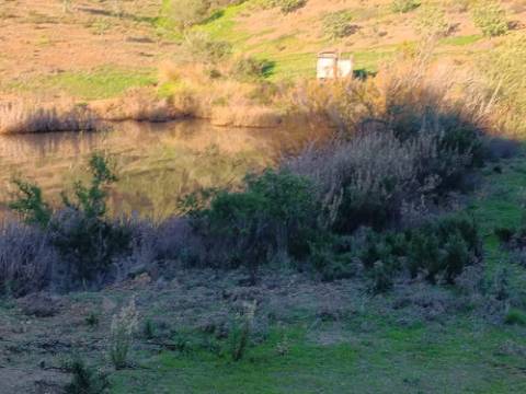 TERRENO COM 145.360 M2 - COM LAGO - POSSIBILIDADE DE CONSTRUÇÃO - TURISMO E HABITAÇÃO - COM VISTA - PRÓXIMO DE ODELEITE - CASTRO MARIM - ALGARVE