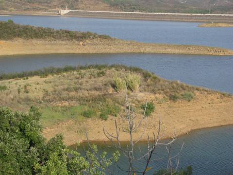 TERRENO COM 27.600 M2 - JUNTO AO LAGO - POSSIBILIDADE DE CONSTRUIR APOIO AGRICOLA - ALCARIAS GRANDES - CASTRO MARIM - ALGARVE