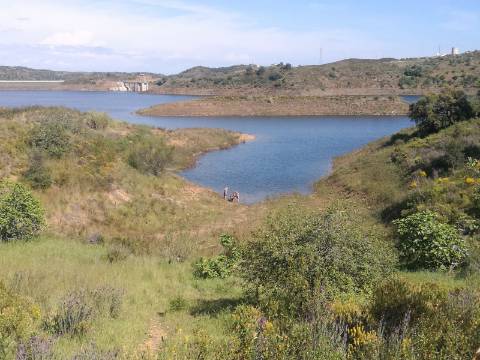 TERRENO COM 27.600 M2 - JUNTO AO LAGO - POSSIBILIDADE DE CONSTRUIR APOIO AGRICOLA - ALCARIAS GRANDES - CASTRO MARIM - ALGARVE